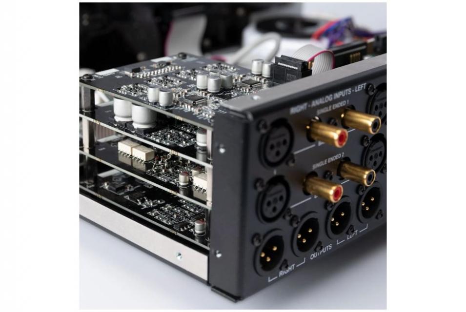 Bryston - BR20 - Préamplificateur stéréo, Streamer, Dac + Ampli casque Bryston - BR20 - Préamplificateur stéréo, Streamer, Dac + Ampli casque