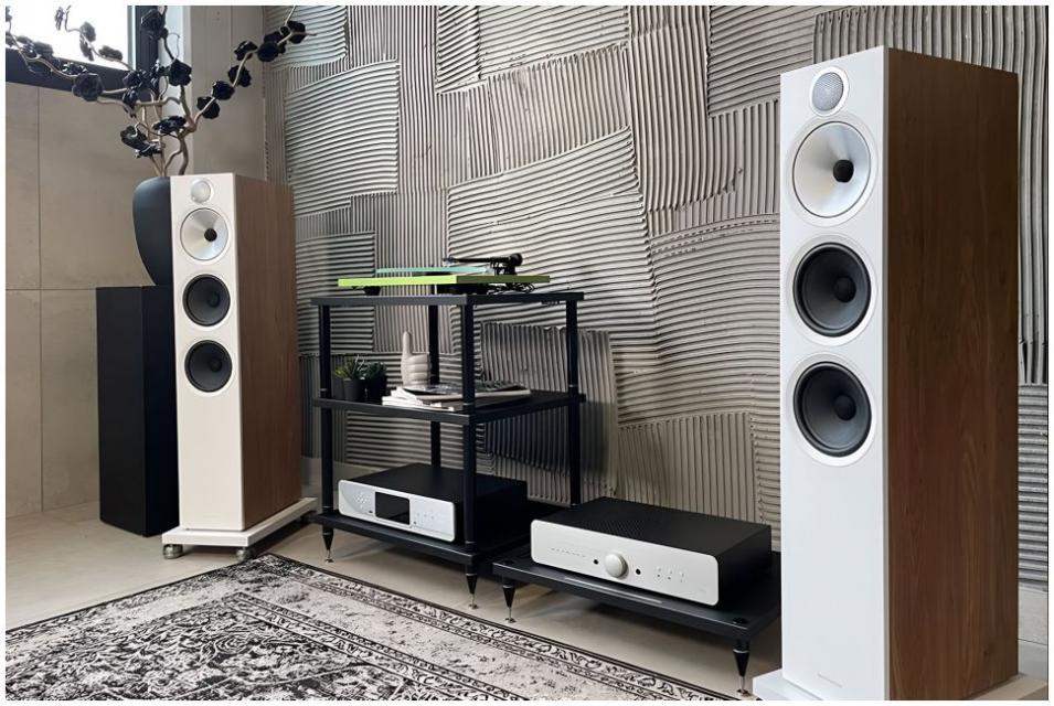 Meuble HiFi Essenza by Bassocontinuo - Proton Meuble HiFi Essenza by Bassocontinuo - Proton